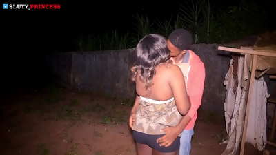 Gatvės romantika ir karštas seksas su apkūnia mergina iš klubo